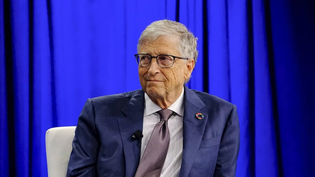 比尔盖茨呼吁对AI进行监管 谨防市场泡沫与人类风险